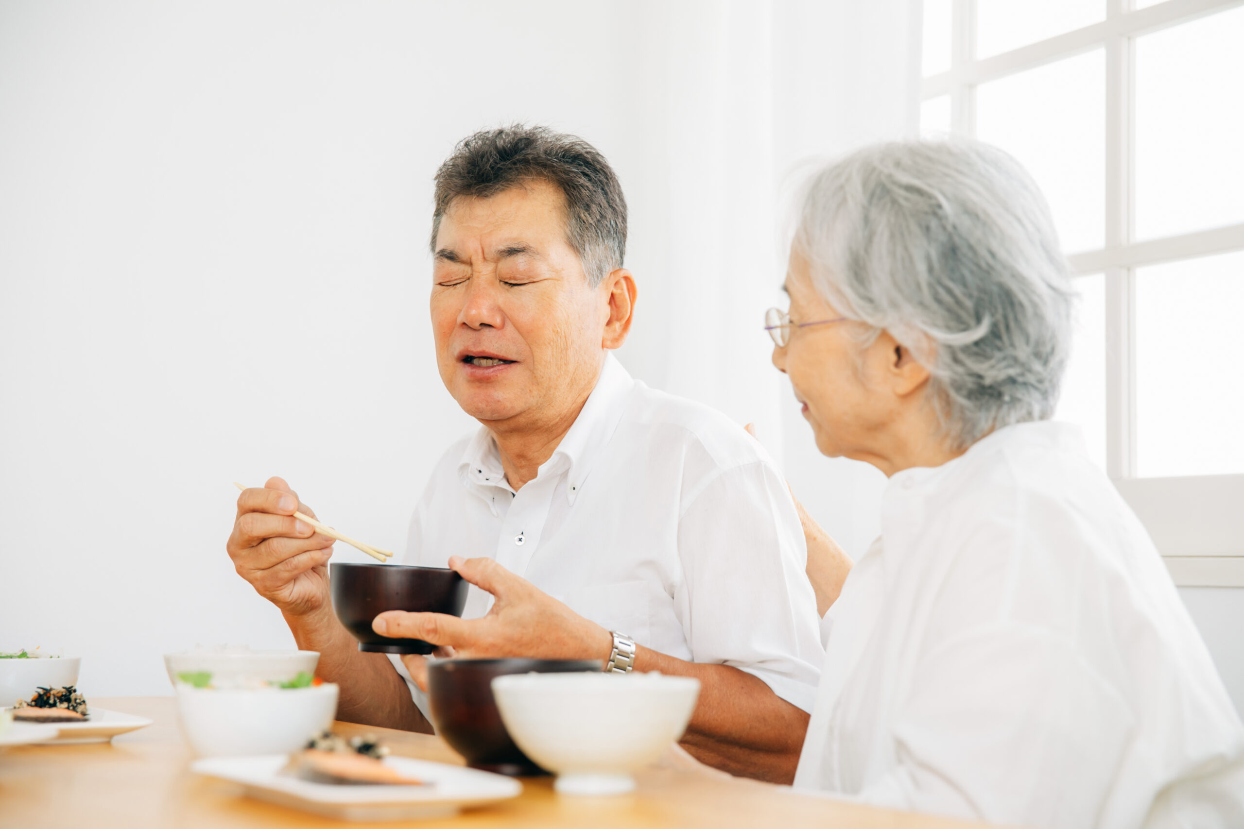 高齢者　食事　むせる 呑み込めない　口に残る　食事介助